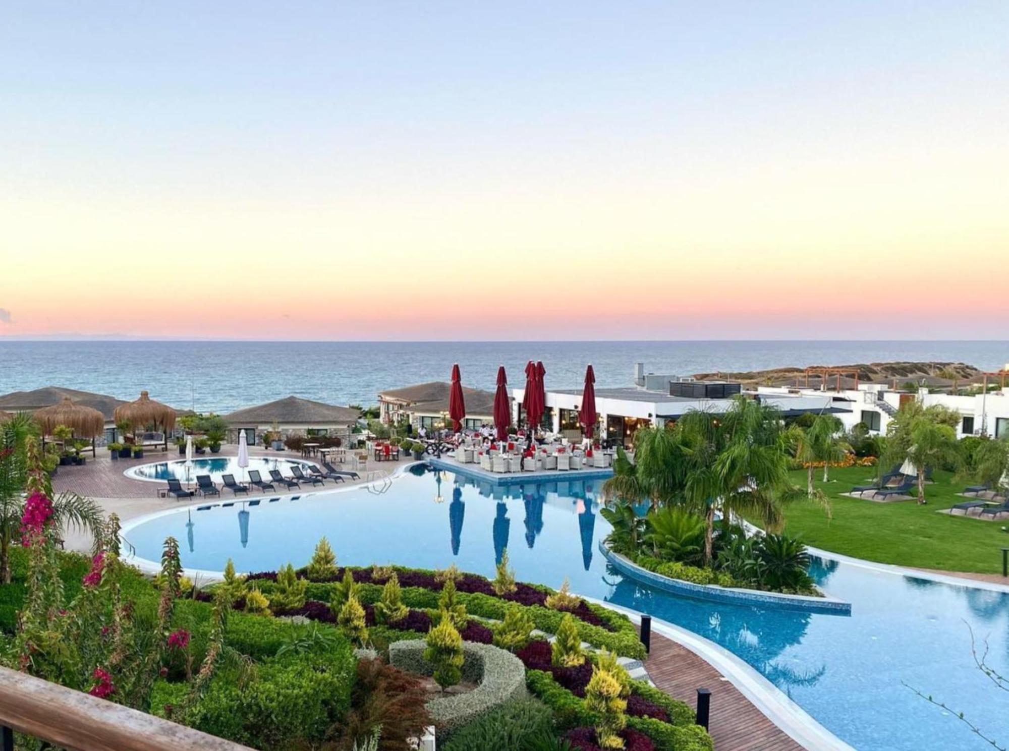 Luxurious Seafront Penthouse Apartment Kyrenia  Exterior photo
